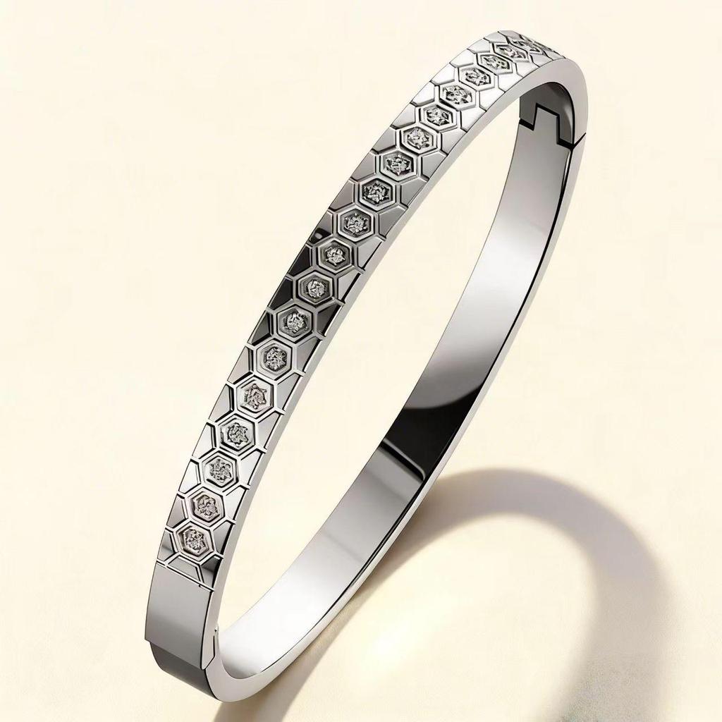 Elegante Bracciale in Acciaio Titanio Placcato Oro per Donna - Raffinato Design Europeo e Americano