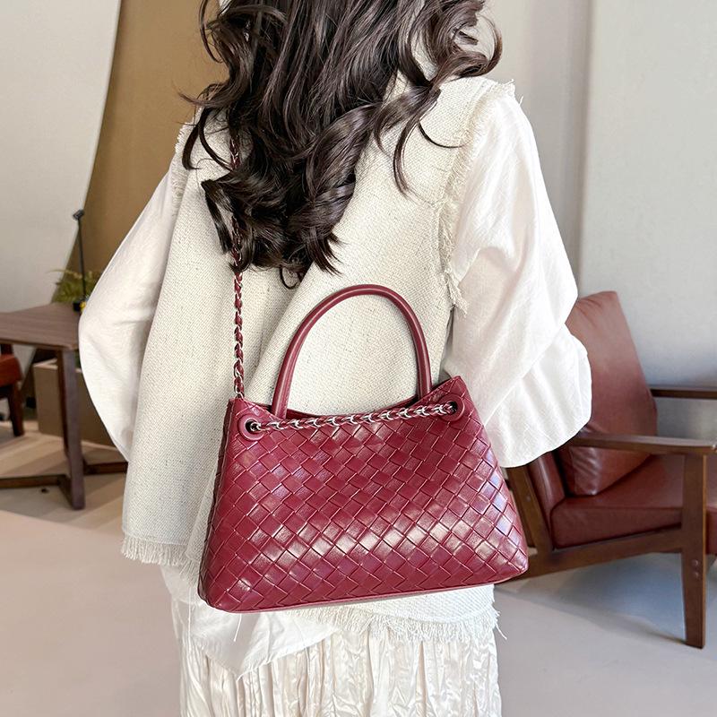 2026 Fashionable Woven Texture Bucket Handbag: High-End Chain Shoulder & Crossbody Versatile Commuter Bag