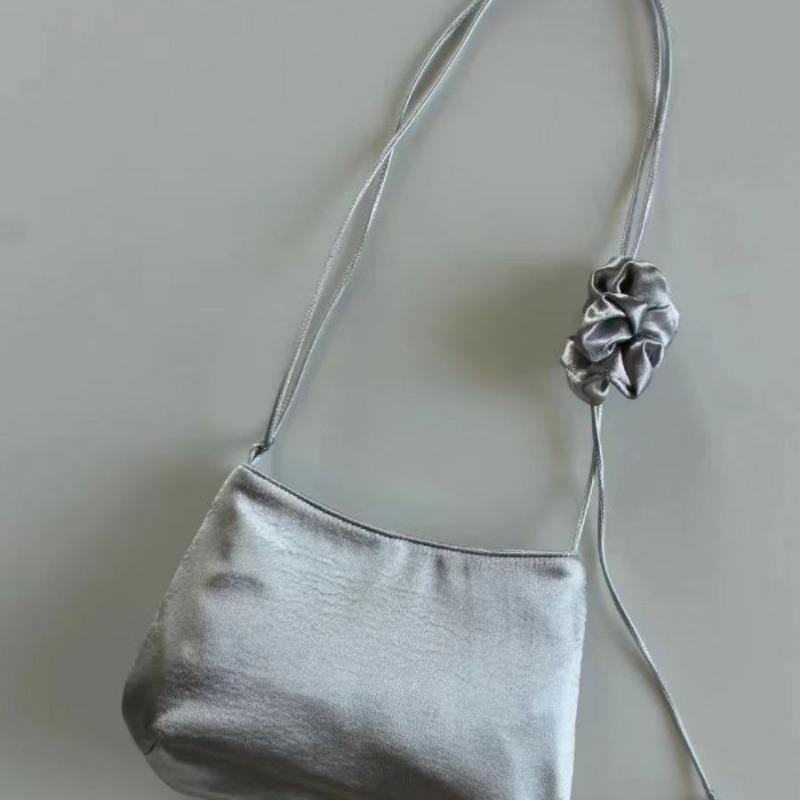 This Satin Bucket Bag Is A Trendy High-end and Minimalist Single-shoulder Crossbody Bag for Commuting
