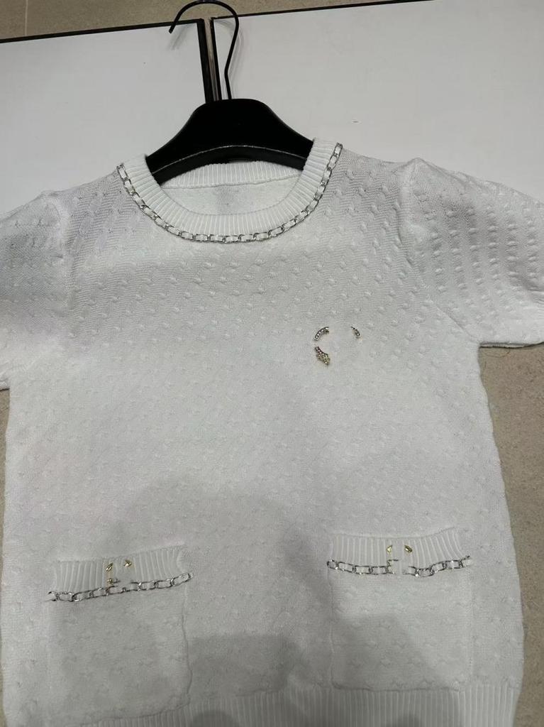 Xiangjia 2026 Summer Knit Short Sleeve Top with Metal Chain and Ribbon Brooch