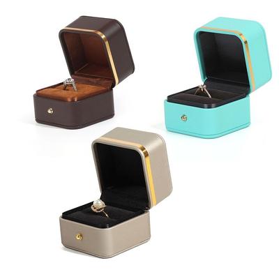 Elegante Ring-Aufbewahrungsbox PU-Leder Schmuckverpackung Tragbare quadratische Ringbox Verlobung