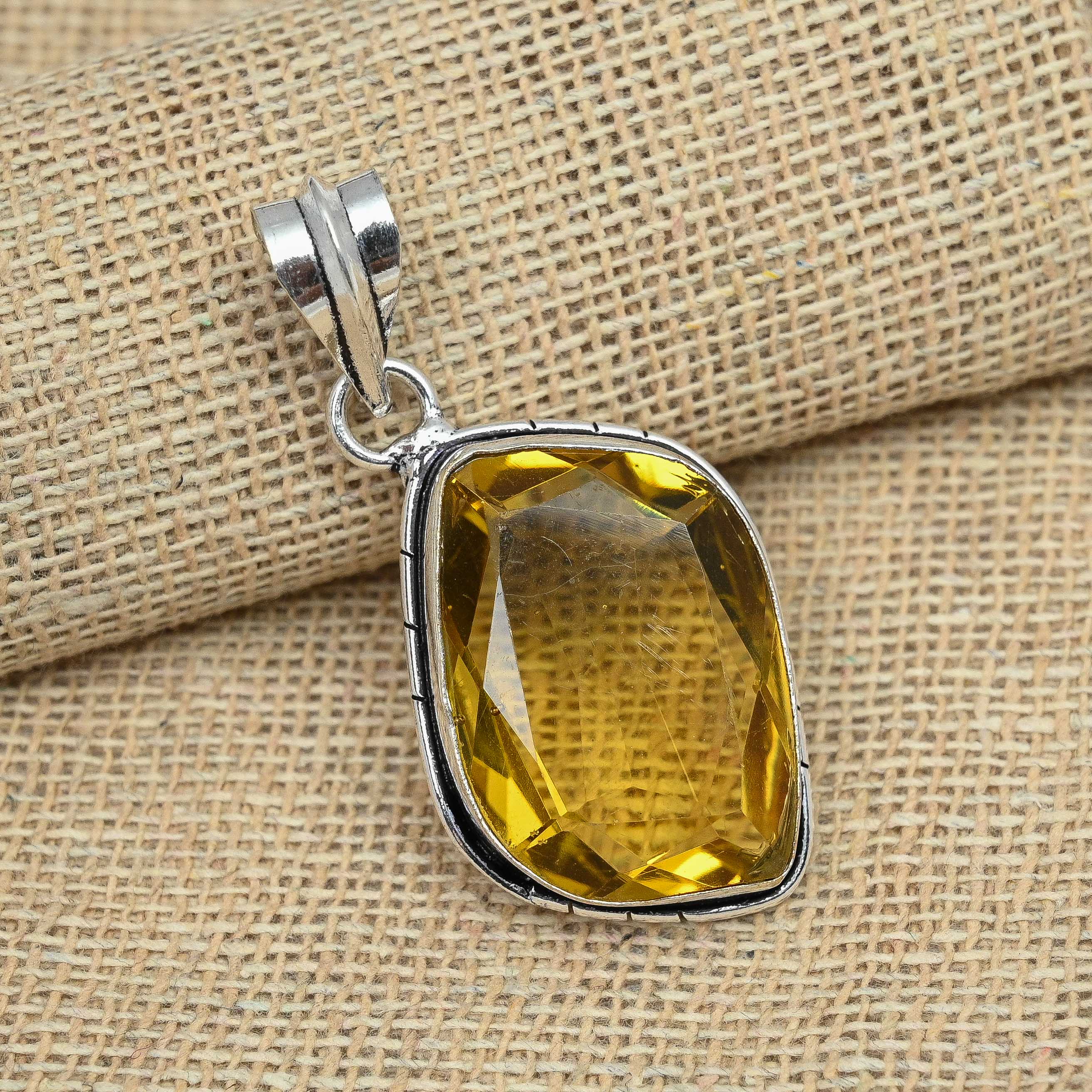 

Ювелирные изделия фантастической драгоценной камня 925 цитрина стерлингового серебра ручной работы для шкентелей 1.96 Inches жёлтый