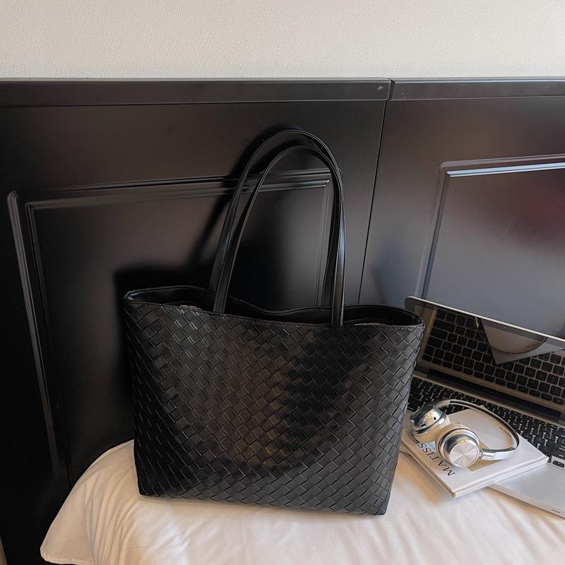 Large capacity woven bag women's autumn new retro casual shoulder underarm bag portable tote bag