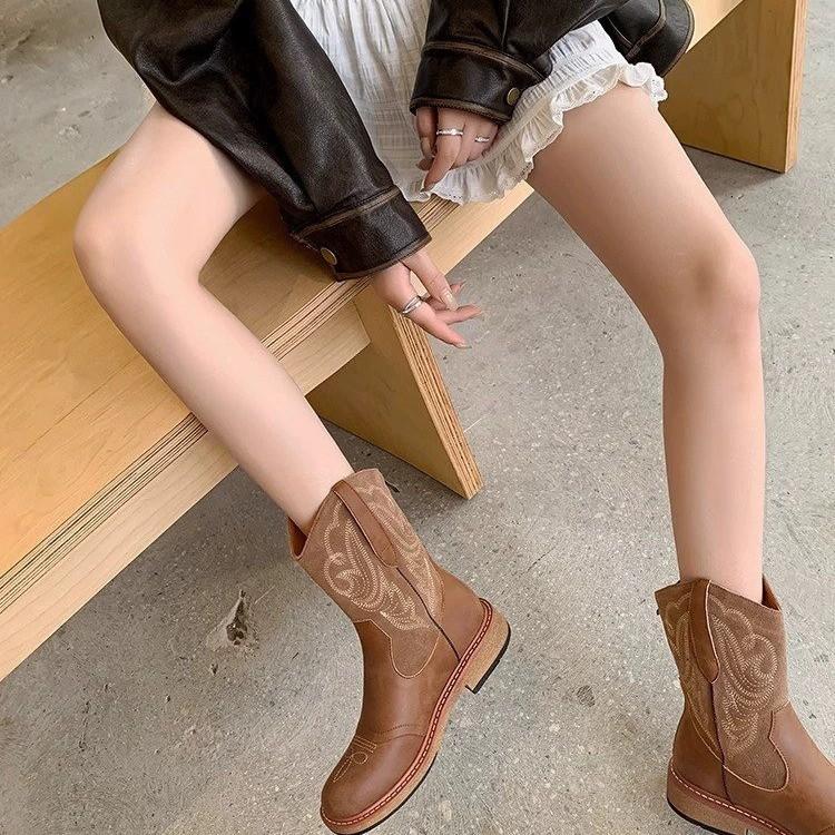Western cowboy short boots embroidered knight boots women's 2025 spring and autumn new thick heel medium tube retro V-mouth Martin boots