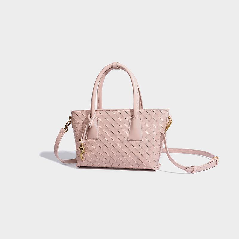 

Портативна плетена жіноча модна тенденція маленької квадратної сумки 2024 літа, нова нішева проста повсякденна сумка через плече