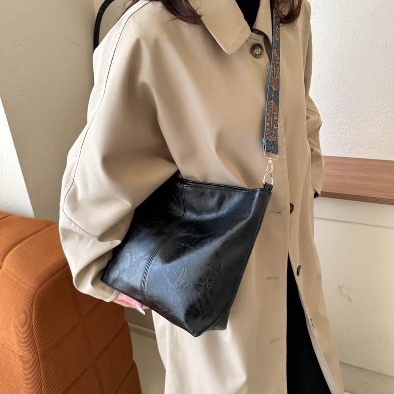 Retro commuter large-capacity bag women's winter new simple casual bucket bag niche fashion shoulder bag
