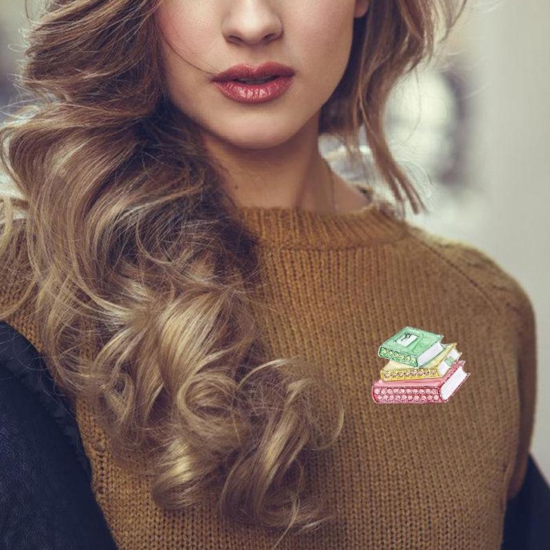 Solidna emaliowana broszka z cyrkoniami i błyszczącymi kamieniami zapewniająca trwały kolor i blask w akcesoriach