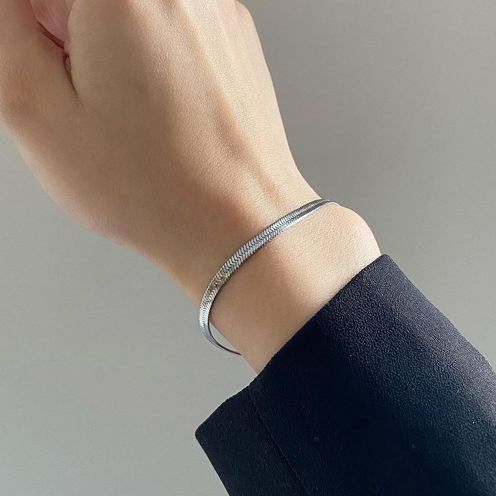 Colorfast Korean-Japanese Titanium Steel Women's Bracelet - Versatile, Fashionable Hand Jewelry.
