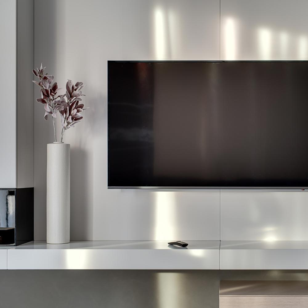 Universal, Solid, Horizontal TV Wall Mount with a Spirit Level