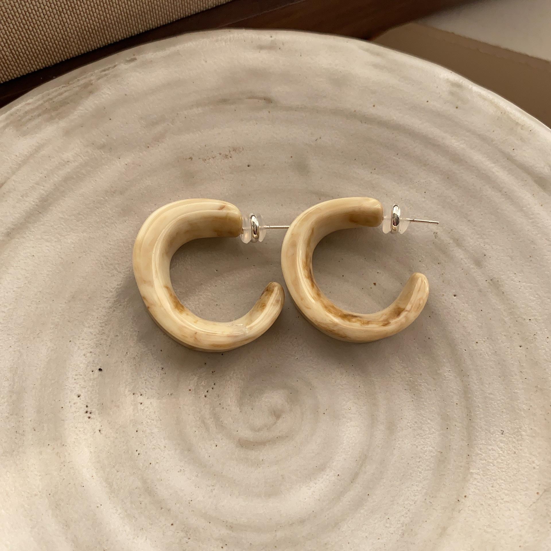 Маленькие свежие серьги-гвоздики из акриловой смолы C-образной формы Мори Карамельно-кремовые белые полукруглые серьги-гвоздики для женщин