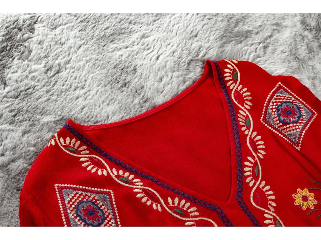 Böhmisches Ethno-Baumwollleinen-Stickkleid mit V-Ausschnitt und langen Ärmeln zum Binden in der Taille für Damen