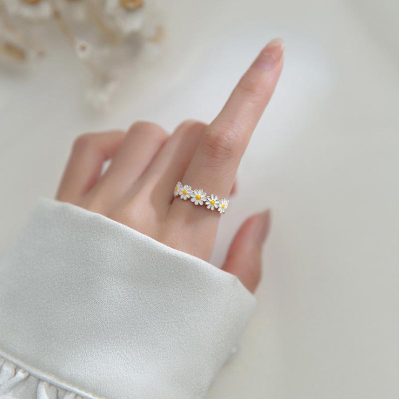 Cute Daisy Ring for Ladies, Sweet Girl with Delicate Sunflower Ring for Wedding Gift.