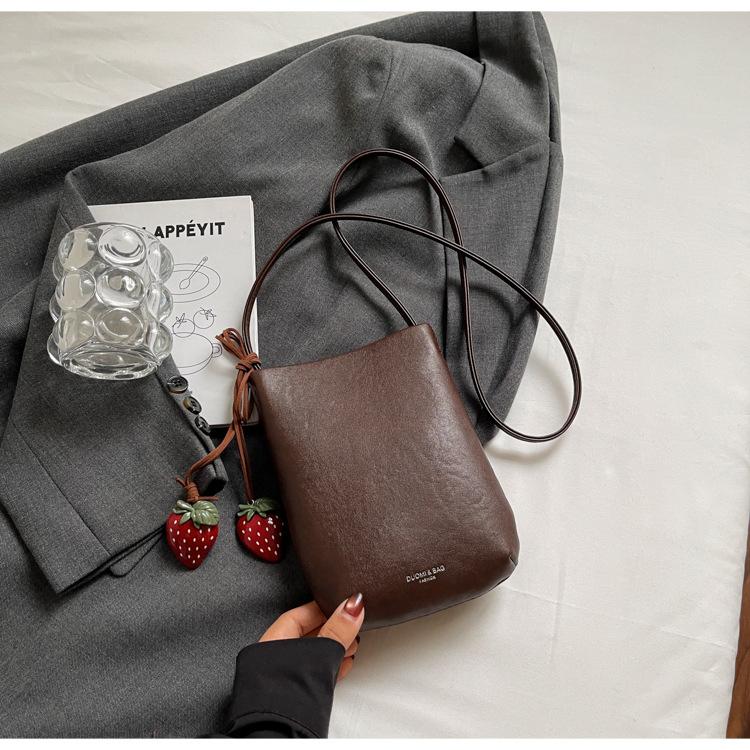 

European and American fashion retro bucket bag women s 2025 new underarm bag texture versatile shoulder bag going out messenger bag