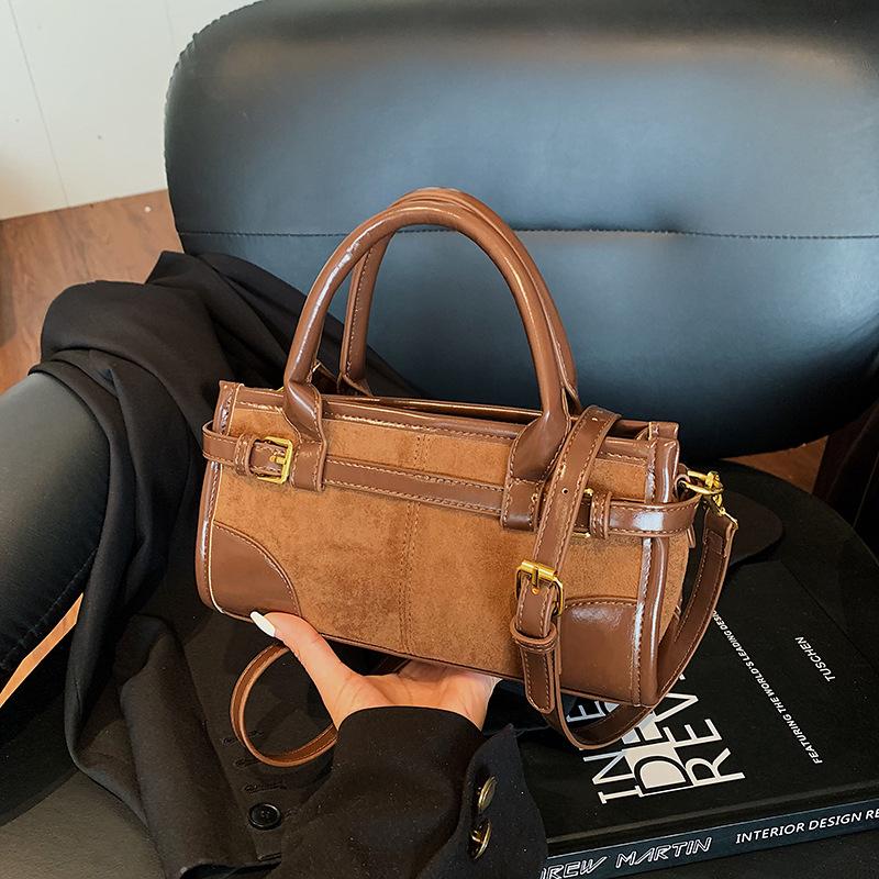 Retro matte small bag women's 2025 new versatile messenger bag autumn and winter popular handbag going out small bag