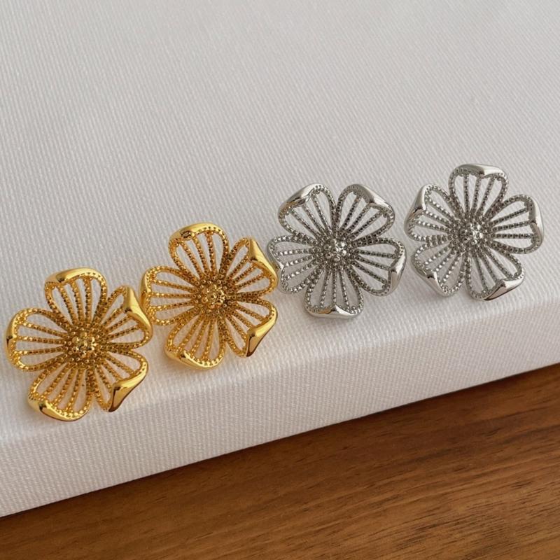 Elegant Retro Metal Flower Studs Earrings Hypoallergenically Alloy Lightweight Comfort Jewelry Accessories Gift