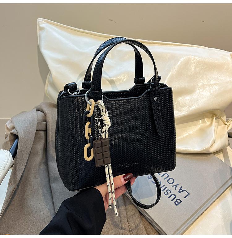 

Bag women s autumn and winter new versatile shoulder messenger bag casual high-end portable bucket bag чёрный