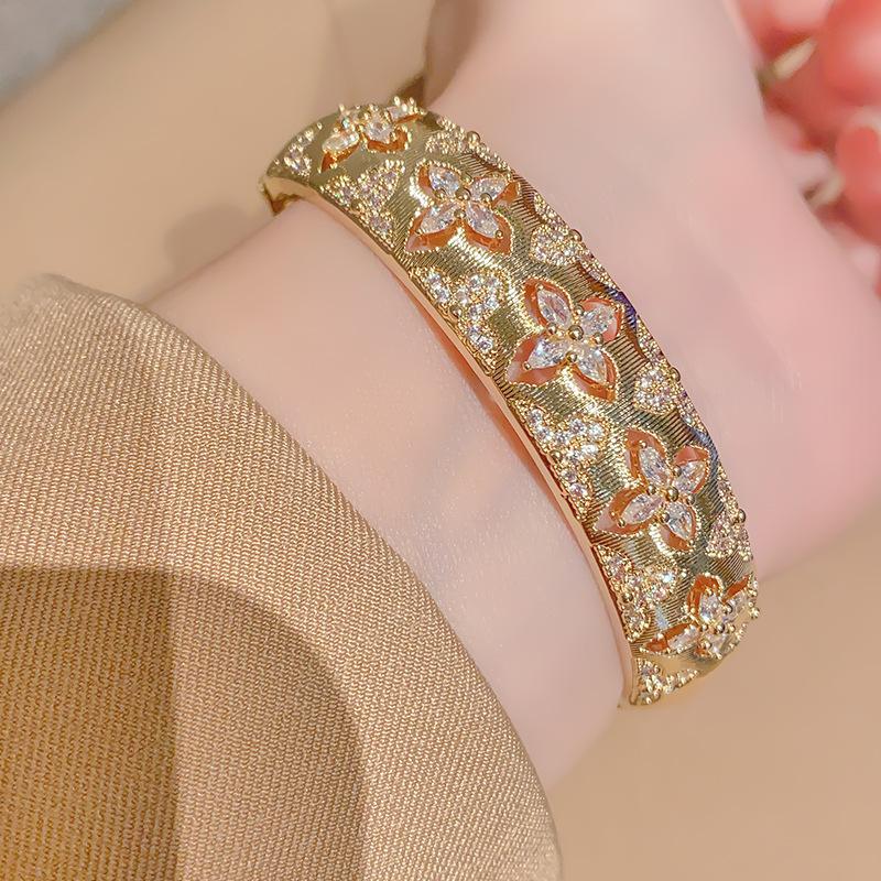 Brushed hollow four-leaf clover petal zircon bracelet court style retro jewelry niche design flower bracelet