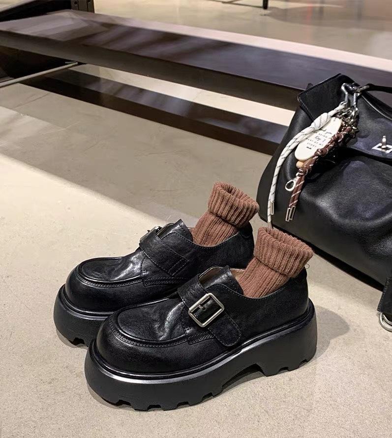 Retro leather washed shrinkage round head thick sole thick heel belt buckle loafers women's autumn and winter small leather shoes single shoes