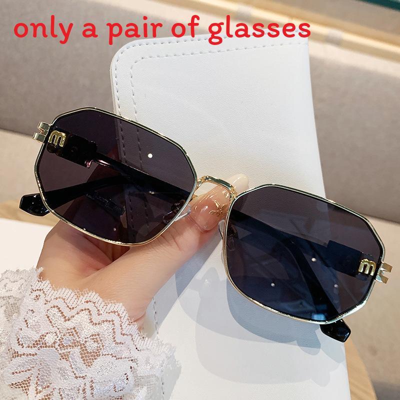 

M House Retro Style Letter Sunglasses With Polycarbonate Lenses For Summer Outings All Grey