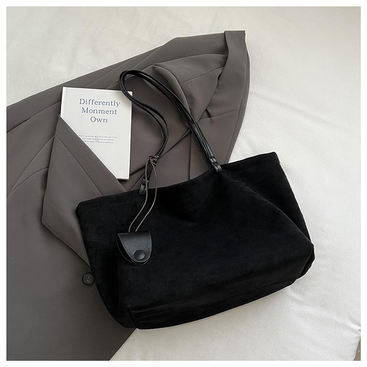 

Матовая ретро сумка женская большой вместимости 2025 новая мода универсальная сумка через плечо нишевая рабочая сумка-тоут для поездок чёрный