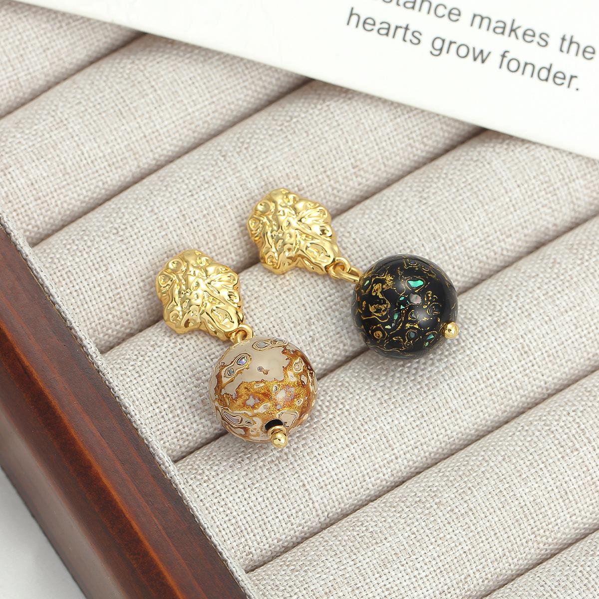 

Асимметричные серьги-гвоздики из серебра 925 пробы в ретро-стиле с лаковыми бусинами нематериального культурного наследия