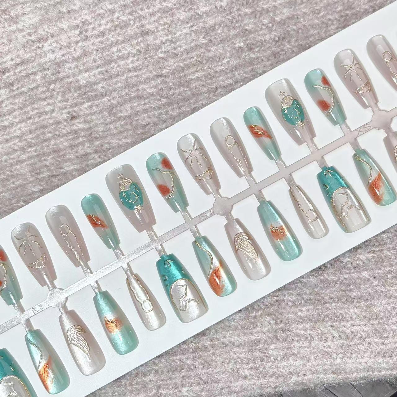 

Весы Изумрудное Омбре Кошачий Глаз Накладные Ногти с Позолоченными Линиями - Весенняя Коллекция