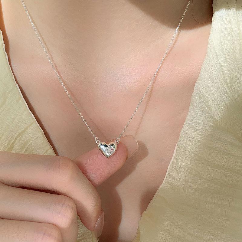 Collier Diamant Sweet Love avec Chaîne Ras du Cou en Forme de Cœur à Surface Lisse, Sensation Petite et Fine, Chaîne de Cou Polyvalente