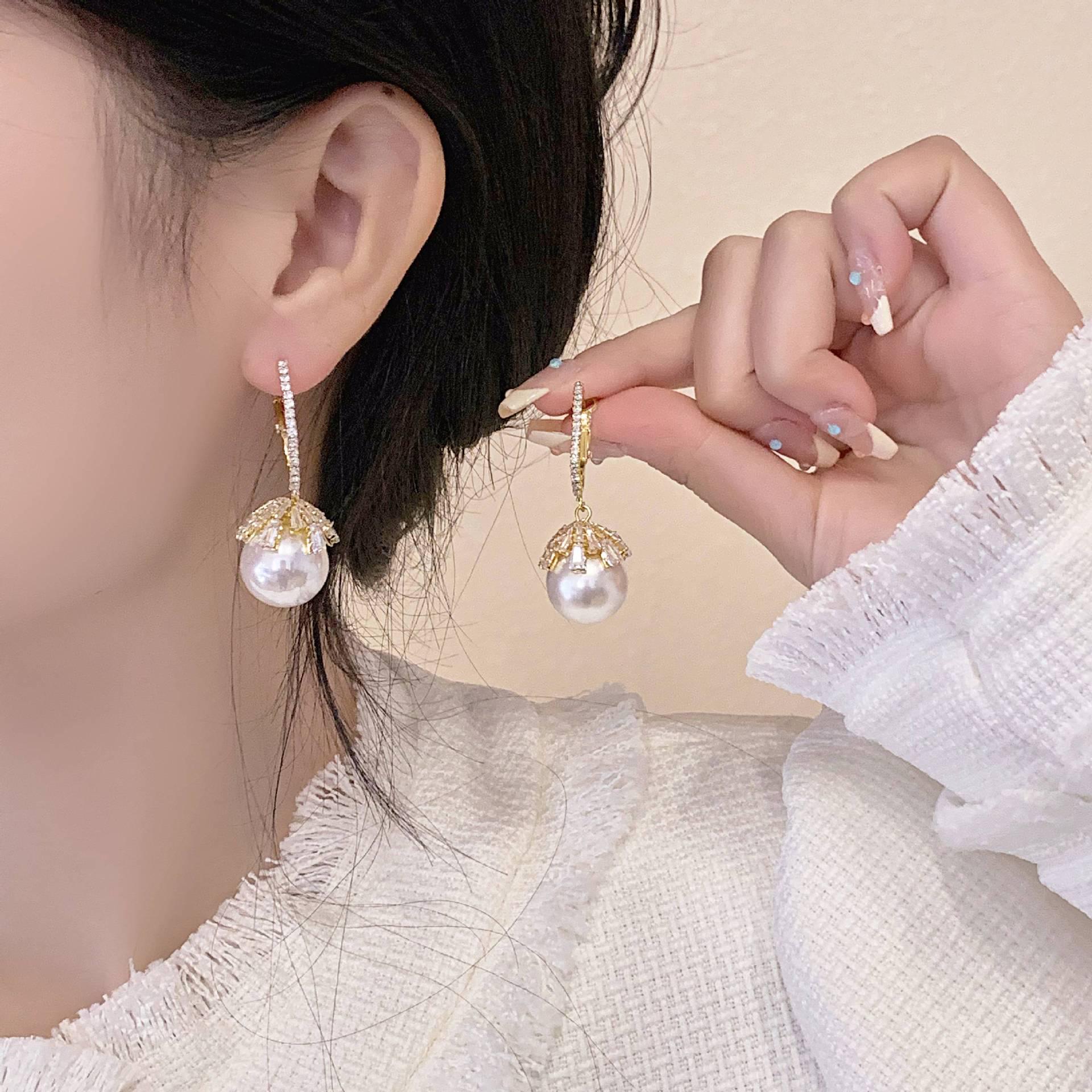 Zirconia Pearl Stud Earrings - Trendy Niche Design with Fashion Buckle