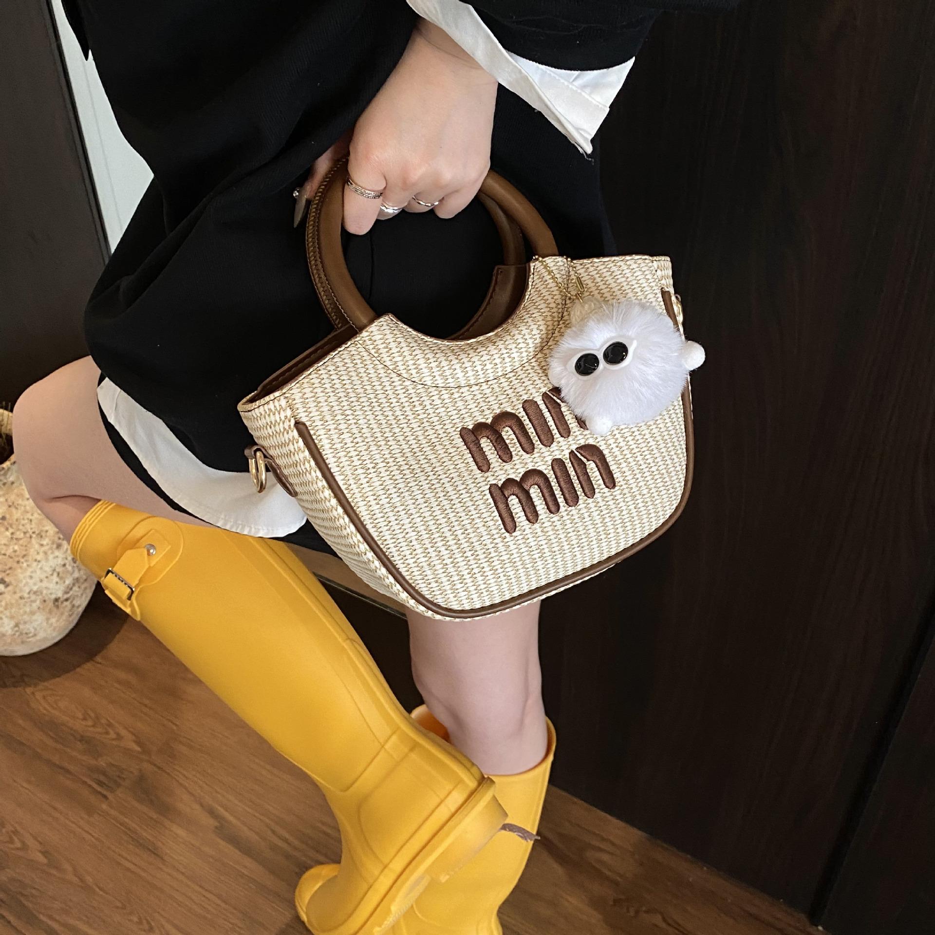 

Embroidered handbag bag ins niche letter knitting foreign style Korean bucket bag women s versatile crossbody bag коричневый