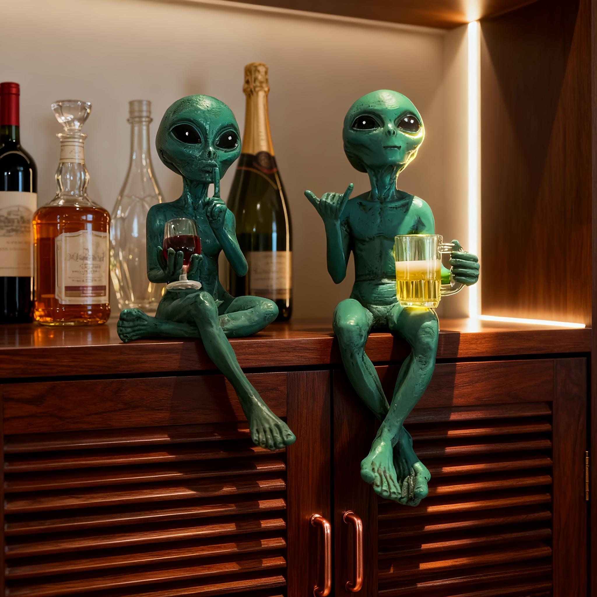2 Stück Grüne Alien Trinkharzfigur mit Rotwein & Bier -Grünhäutiges Alien Sammlerstatue, / Sci-Fi Dekor für Wohnzimmer, Büro, Bücherregal 2pcs Drinking Alien brown