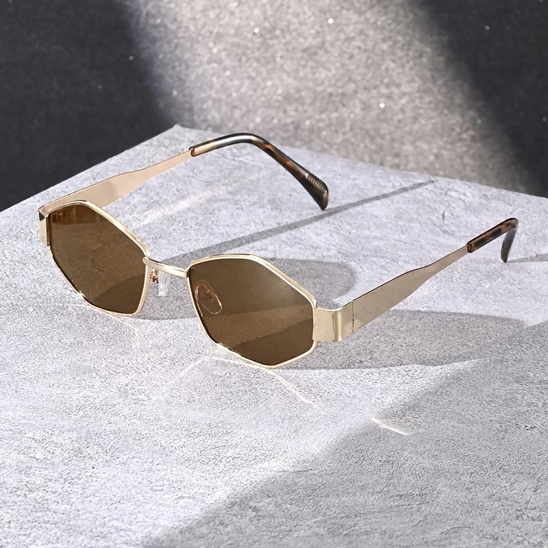 

Geometric Decorative Fashionable Glasses for Both Men and Women, Simple and Versatile, Suitable for Beach Vacations