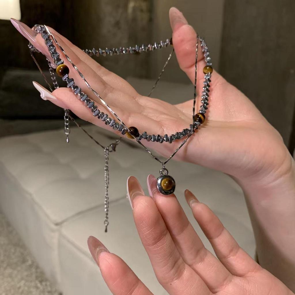 Women's Leather Tiger Eye Layered Necklace - Retro Double-Layer Choker Accessory with High-End Luxury Clavicle Chain.
