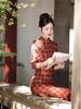 2025 Retro Rotes Karomuster Langarm Cheongsam: Moderner chinesischer Stil, Junge und hochwertige Alltagskleidung