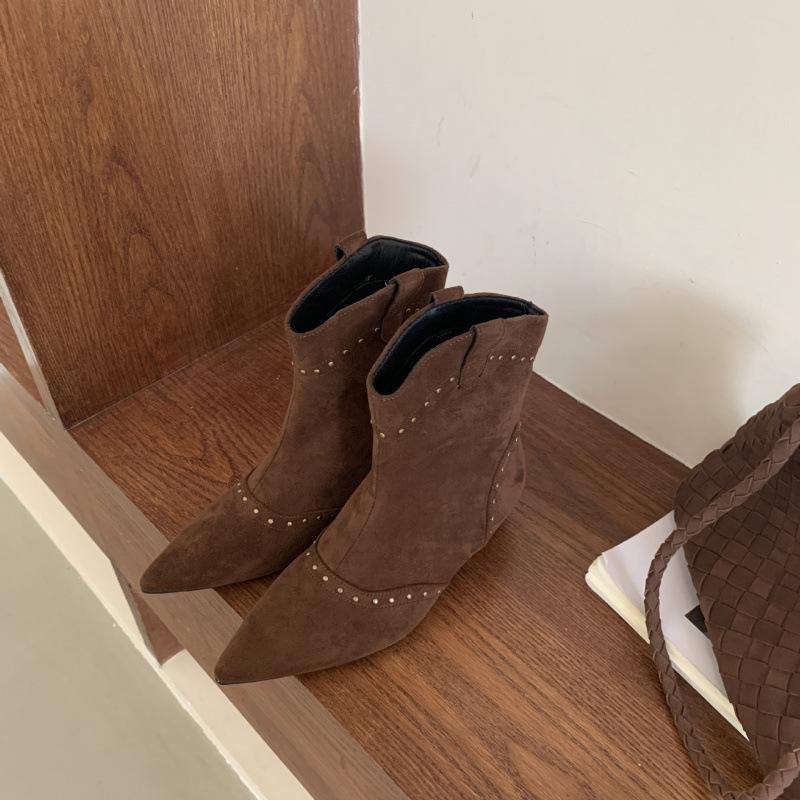 

Женские короткие ботинки на скрытой платформе коричневого цвета с V-образным вырезом, ретро замшевые остроносые модные ботфорты-рыцари до щиколотки, осень-зима 2025 39 темно-коричневого