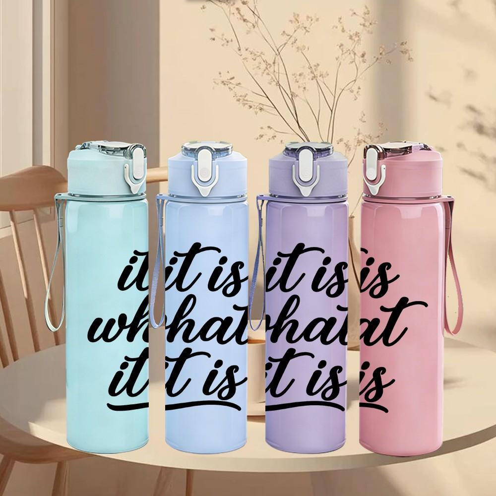 1PC It Is What It Is Script Letter 750ml Color Plastic Sports Water Bottle Leakproof Flip Straw Lid Suitable for Sports Office Home Use