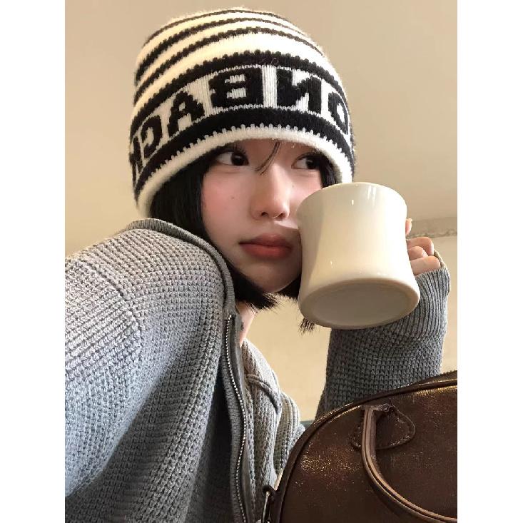

Xu Mengjie s same style letter knit hat for women, autumn and winter, popular online, versatile, makes the face look smaller, warm, ear-protecting, Average Size（54-60cm）