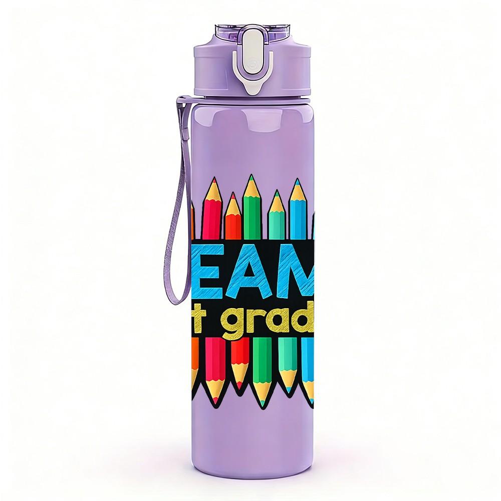 1PC Team 5th Grade Crayon Slogan Print 750ml Color Plastic Sports Water Bottle Leakproof Flip Straw Lid Suitable for Sports Office Home Use