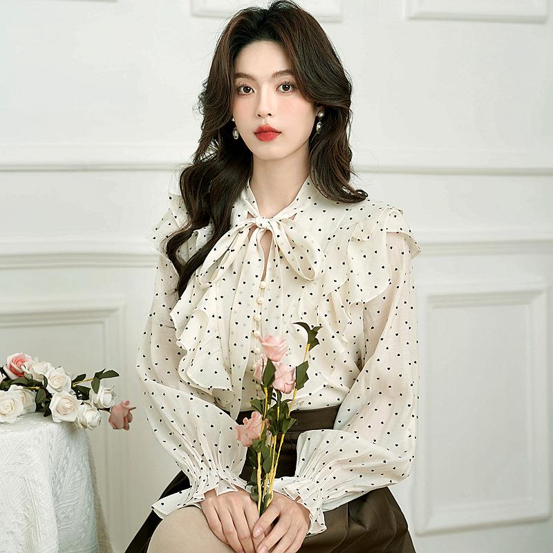 Hemd mit Rüschenherzspitze im französischen Stil und langen Ärmeln mit Perlenknöpfen