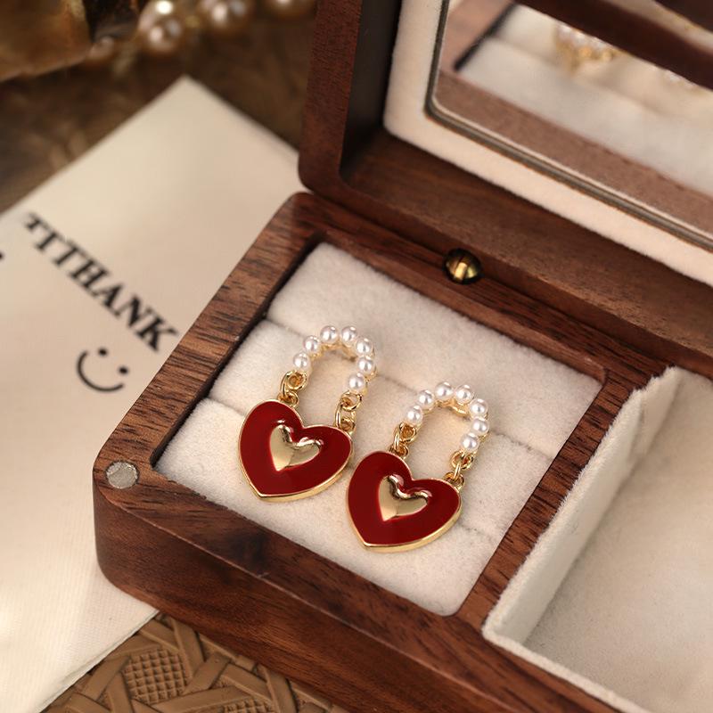 

Серьги с бордовыми жемчужинами в форме сердца: Ретро Гонконгский стиль с французским минималистичным дизайном для женщин красный