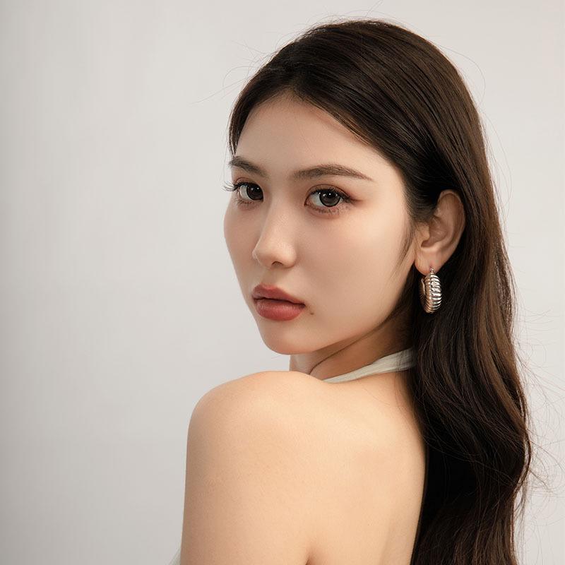 High-End Geometric 18K Gold-Plated Titanium Hollow Earrings