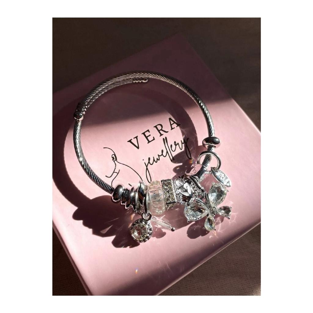 Juwelier mit rosa Schmetterlingsanhänger