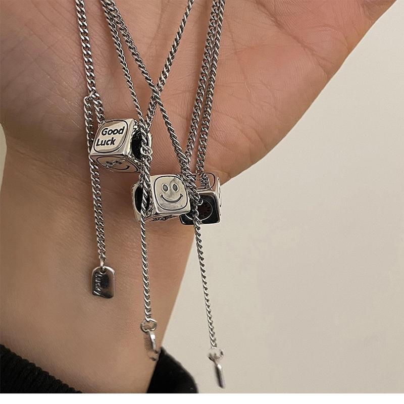 Light Luxury and Niche Design Three-dimensional Smiling Face Square Necklace New Personalized and Fashionable Super Immortal Clavicle Chain