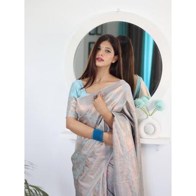 Sari en soie BANARASI PURE SATIN ULTRA, dégageant un charme royal avec son riche Pallu et son chemisier en brocart complexe
