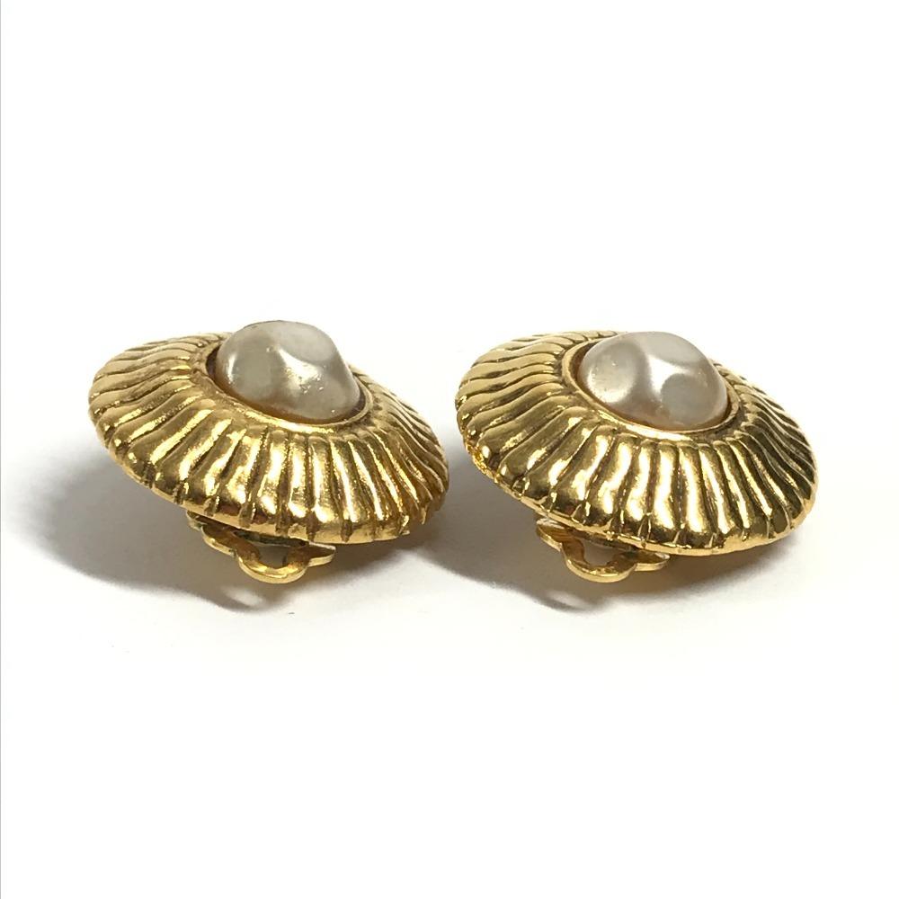 CHANEL vintage Faux pearl Accessory Jewelry Earrings Metal Gold