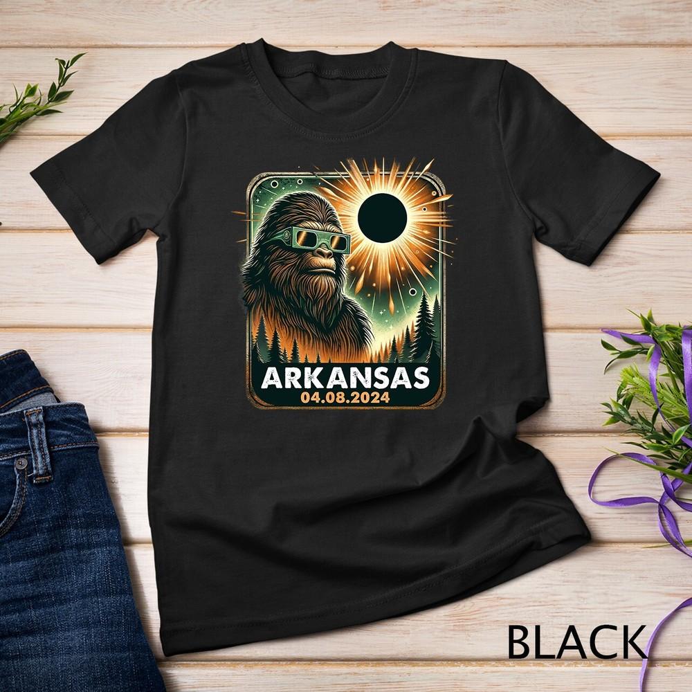 Bigfoot Arkansas Total Solar Eclipse 2024 Wearing Glasses T-Shirt Unisex T-shirt Unisex T-Shirt XXXXL