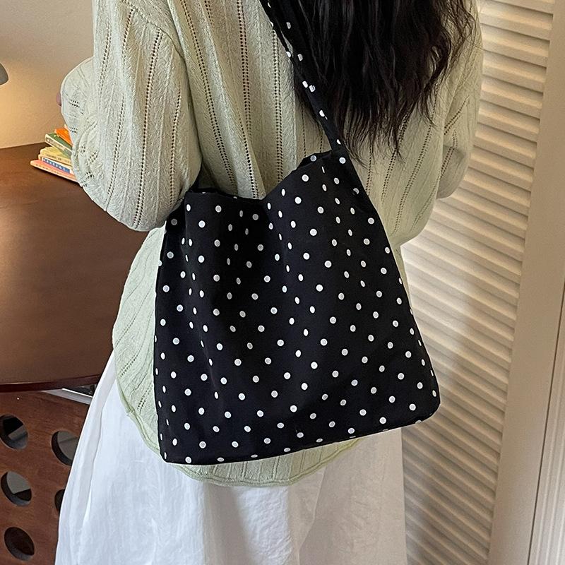 Torba Totebag w Kropki - Modna i Stylowa Jednoramienna Torba typu Bucket z Unikalnym Wzorem, Odpowiednia dla Osób Preferujących Małe Torby.