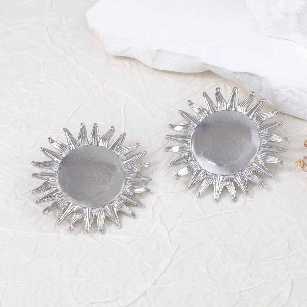 Stylish and simple alloy sunflower personalized retro versatile beach wind women's stud earrings casual light luxury