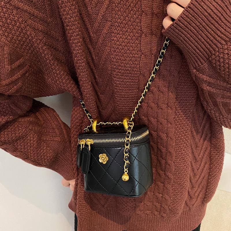 This Year, the Popular Diamond Embroidered Thread Small Bag Women's 2025 New Versatile Ins Chain Messenger Bag Fashion Mini Bag