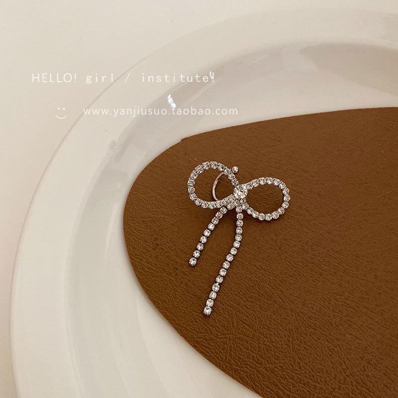 

Beautiful fried! Yang Kaiwen has the same super fairy full diamond bow ear bone clip, Mori series ear clip without ear hole.