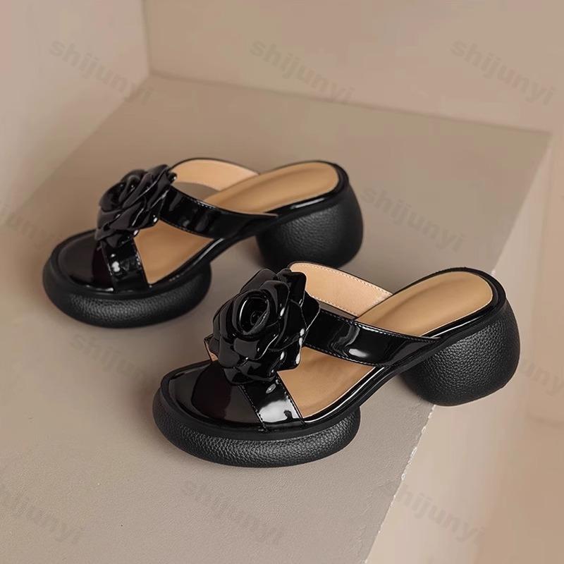Fashion Thick Sole Height Increasing Cool Slippers for Women's 2025 Summer New Versatile Outdoor Beach Shoes Fashion Rose Design Sandals